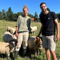 Helena Schmidt und Valentin Kunze auf dem Köhlingshof in Willebadessen-Borlinghausen. 
