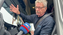 LKW-Fahrer Detlef Jungmann sitzt in seinem Truck