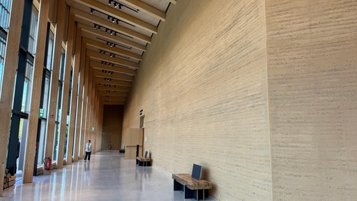 Ein geräumiger Flur im inneren des Museums.