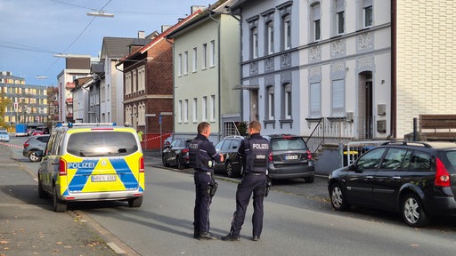 Polizeikräfte vor dem tatort