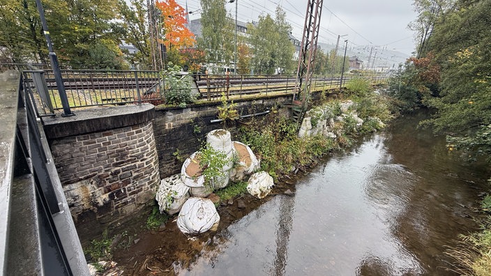 Sandsäcke sind an der maroden Brücke aufgestellt worden.