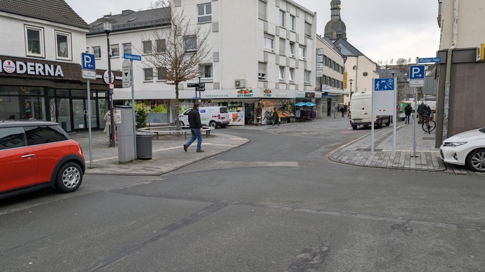 Eine verkehrsberuhigte Straßenkreuzung zwischen Geschäften