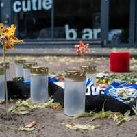 Eine kleine Gedenkstätte vor der Cutie Bar mit Blumen, Wundrädchen und Grabkerzen.