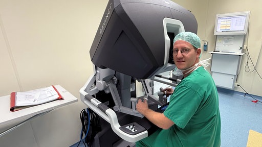 Der Urologe Dr. Gregor Halbert steuert den Operationsroboter von einer Konsole aus