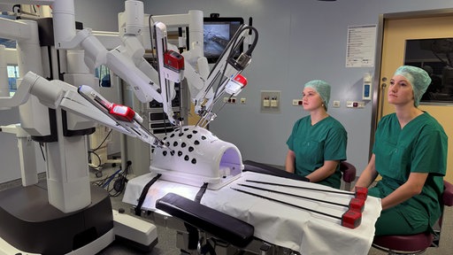 Junge Ärztinnnen und Ärzte sowie Studierende lernen frühzeitig das Operieren mit dem Roboter.