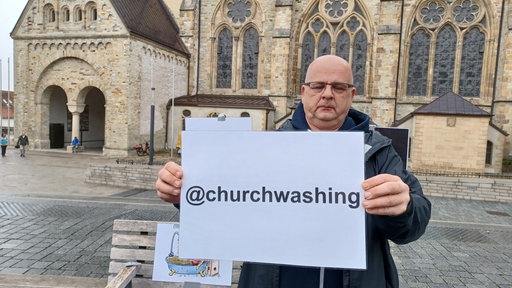 Missbrauchsopfer Michael Schoppe vor dem Dom in Paderborn