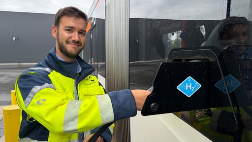 Sascha Berg betankt einen Bus mit Wasserstoff