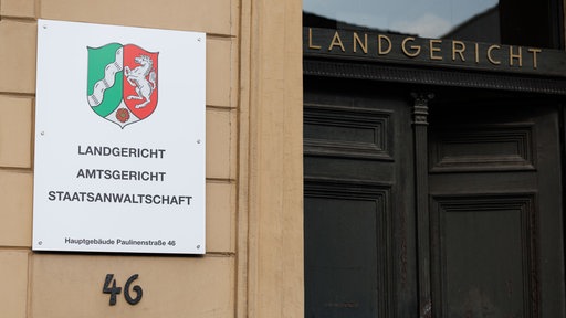 Die Eingangtür mit dem Hinweis des Landgerichts und der Staatsanwaltschaft Detmold