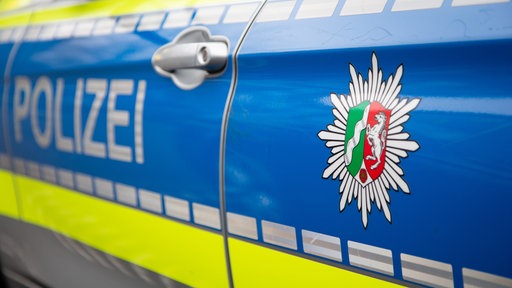Die Tür eines Polizeiautos von der Seite