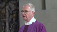 Antonius Hamers vertritt aktuell den Bischof in Münster. Er trägt eine Brille und eine Mozetta.