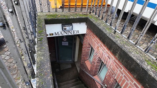 Eingang in eine öffentliche Toilette