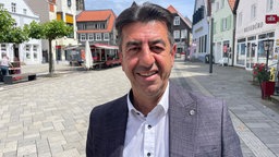 Ein Mann im Anzug in einer Fußgängerzone