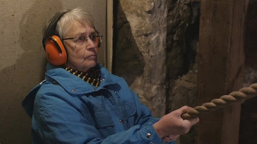 Barbara Rohden leutet die Kirchenglocken