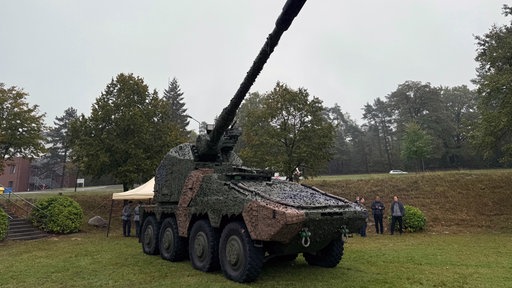 Ein Panzer steht auf einer Rasenfläche