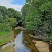 Ein Fluss mit niedirgem Wasserstand