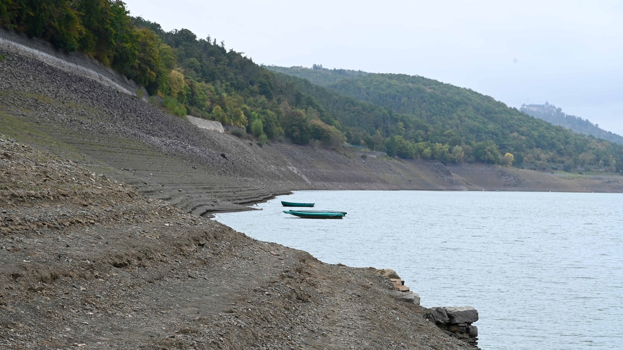 Zwei Kanus schwimmen auf dem Edersee.