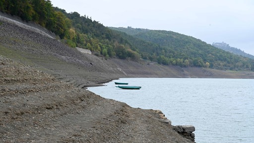 Zwei Kanus schwimmen auf dem Edersee.