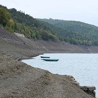 Zwei Kanus schwimmen auf dem Edersee.