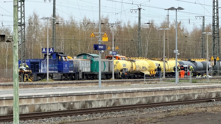 Am Bahnhof Herford steht ein Güterzug aus dem Schwefelsäure austritt.