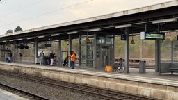 Menschen auf einem Bahnsteig