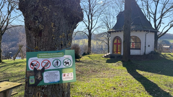 Der Osterfeuerplatz in Grevenbrück mit einem Hinweis-Schild zur Afrikanischen Schweinepest