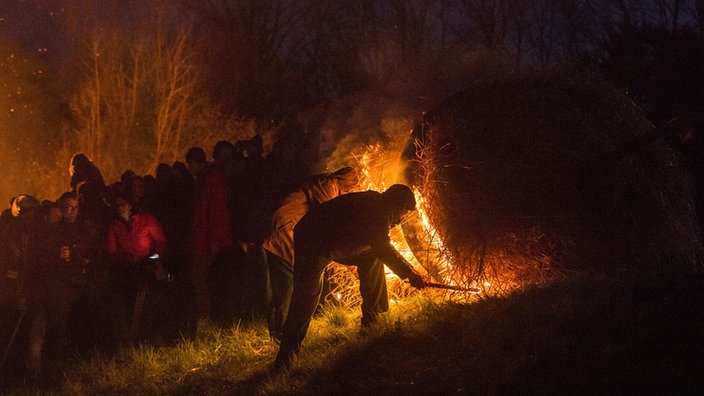 Mann entzündet ein Feuer