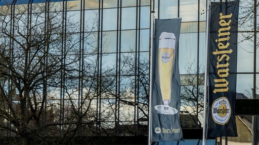 Fahnen der Warsteiner Brauerei vor dem Gebäude der Warsteiner Brauerei