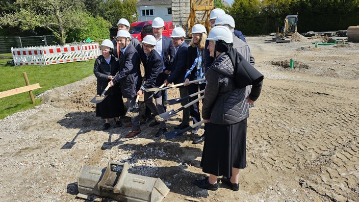 Symbolischer Spatenstich im Hospiz.
