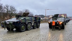Das Bild zeigt mehrere Panzer in einer Reihe.