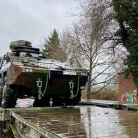 Das Bild zeigt die Verladung eines Transport-Panzers.