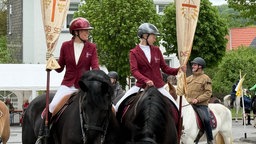 Zwei Reiterinnen bei der Pferdeprozession in Marsberg