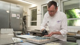 Jörg Kraume bei backen der Pokaltörtchen
