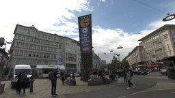 Die Jahnplatzuhr ist mit einem banner geschmückt