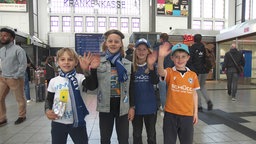 Lenny, Niklas, Jonas und Jakob am Bahnhof Bielefeld