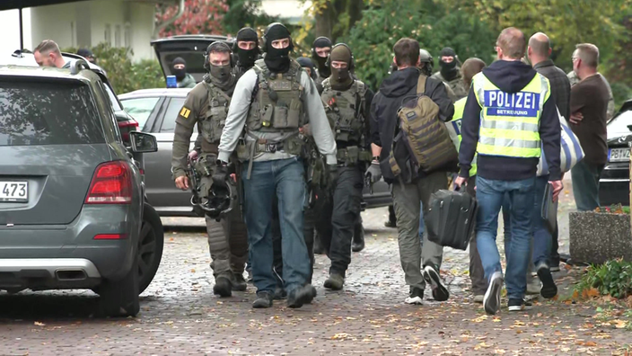 Mehrere, teils vermummte, Polizisten im Okotber 2025 am Westfalen-Kolleg Paderborn.