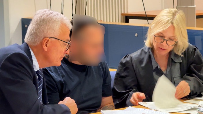 Angeklagter Emrah Y. mit Verteidigerin und Dolmetscher