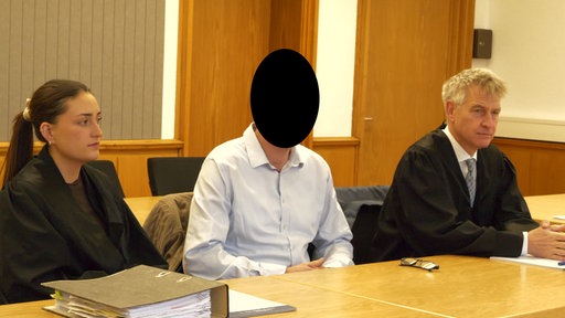Das Bild zeigt den Angeklagten vor Gericht.