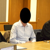 Das Bild zeigt den Angeklagten vor Gericht.