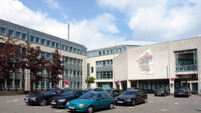 Das Rathaus in Menden von außen