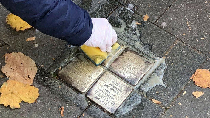 Reinigung eines Stolpersteins