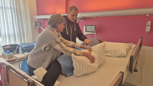 Krankenhausutensilien liegen auf einem Tisch. 
