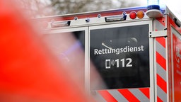 Ein Rettungswagen mit Notarzt steht bei einem Einsatz. (Symbolfoto)