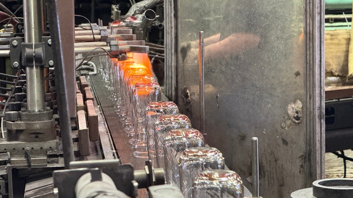 Die Produktion des Glashersteller Ritzenhoff in Marsberg - mit Feuer werden die Gläser in der Fließband Produktion behandelt.