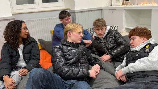 Jugendliche auf Sitzsäcken
