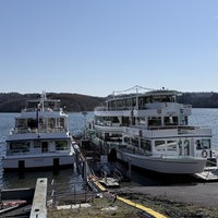 Auf dem Biggesee stehen zwei Ausflugsschiffe in der Anlagestelle.