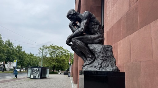 Die Figur des Denkers steht vor der Kunsthalle Bielefeld