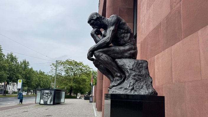 Die Figur des Denkers steht vor der Kunsthalle Bielefeld