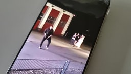 Ein Smartphone auf dem das Video der Tat zu sehen ist 