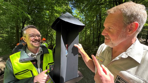Thomas Wälter (r.) vom Landesbetrieb Wald und Holz NRW