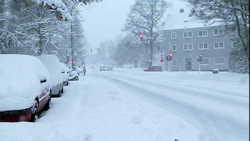 Eine verschneite Straße 